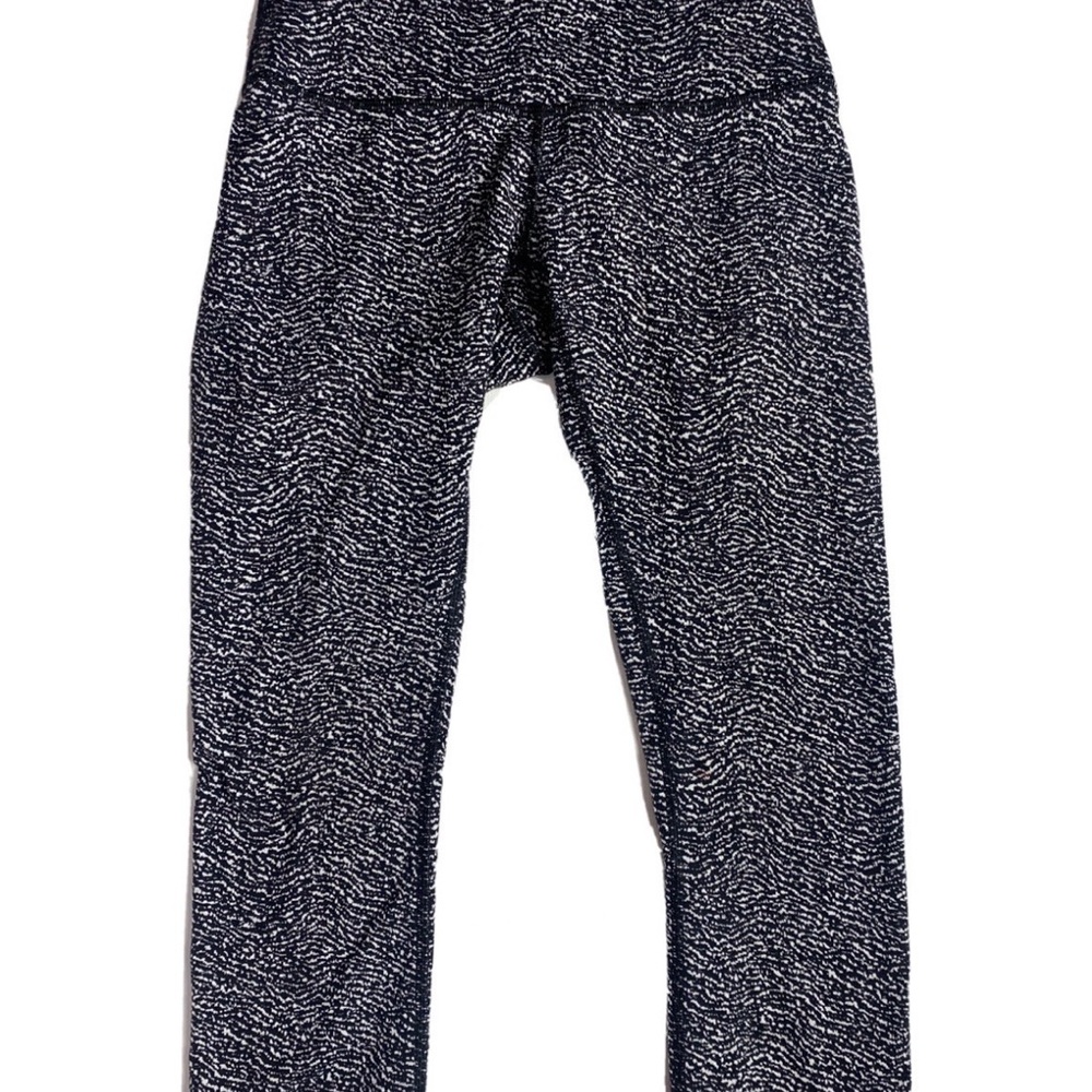 Lululemon crop HR 23’’ Stylish Black and White Women's Pants size 6